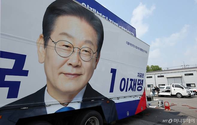 (양주=뉴스1) 박지혜 기자 = 제21대 대통령 선거 후보 등록 마감일인 11일 경기도 양주시 한 차량광고업체에 관계자들이 이재명 더불어민주당 대통령 후보 선거운동 유세차량을 제작하며 분주하게 움직이고 있다. 2025.5.11/뉴스1  Copyright (C) 뉴스1. All rights reserved. 무단 전재 및 재배포,  AI학습 이용 금지. /사진=(양주=뉴스1) 박지혜 기자