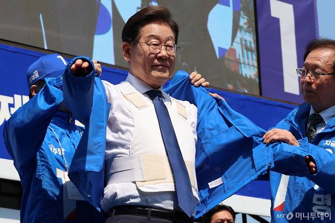 (서울=뉴스1) 안은나 기자 = 이재명 더불어민주당 대통령 후보가 제21대 대통령선거 공식 선거운동이 시작된 12일 오전 서울 종로구 청계광장에서 열린 중앙선거대책위원회 출정식에서 방탄복 위에 선거 운동복을 입고 있다. (공동취재) 2025.5.12/뉴스1  Copyright (C) 뉴스1. All rights reserved. 무단 전재 및 재배포,  AI학습 이용 금지. /사진=(서울=뉴스1) 안은나 기자