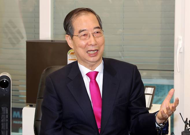 (서울=뉴스1) 이광호 기자 = 한덕수 전 국무총리가 11일 서울 여의도 국민의힘 대선후보 사무실에서 김문수 국민의힘 대선후보와 회동을 하고 있다. (공동취재) 2025.5.11/뉴스1  Copyright (C) 뉴스1. All rights reserved. 무단 전재 및 재배포,  AI학습 이용 금지. /사진=(서울=뉴스1) 이광호 기자