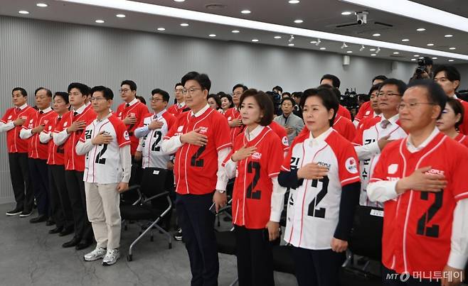 김문수 국민의힘 대통령 후보와 권성동 원내대표를 비롯한 공동선대위원장들이 12일 오전 서울 여의도 중앙당사에서 열린 중앙선대위 회의 및 임명장 수여식에 참석해 국민의례를 하고 있다./사진=뉴스1