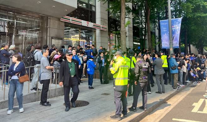 제21대 대통령 선거를 앞두고 12일 서울 중구 광화문 청계광장에는 이재명 대선 후보자의 첫 선거 운동을 보러온 시민들로 가득했다. 곳곳에 경찰관이 배치돼 만일의 상황에 대비했다. /사진=민수정 기자.