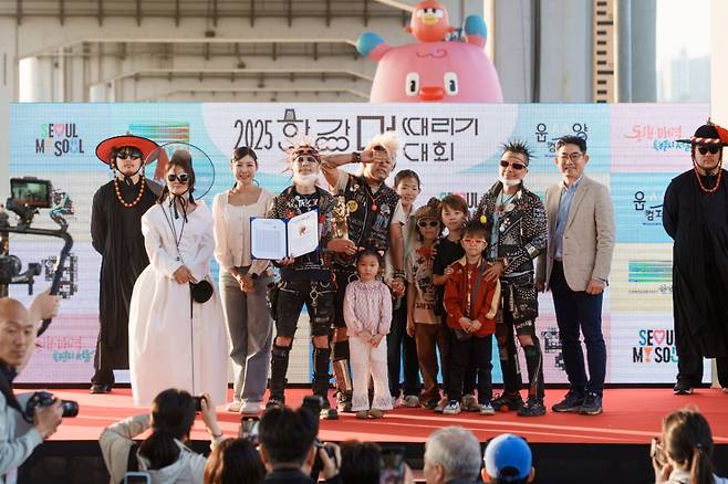 '2025 한강 멍 때리기 대회'에서 우승한 포크 록 밴드 '포고어택'과 출연자들. /사진=서울시