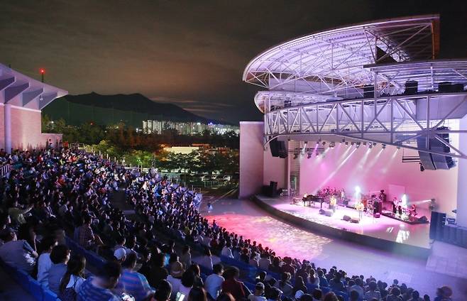 ▲진해야외공연장/사진제공=창원문화재단