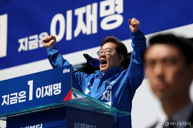 (서울=뉴스1) 안은나 기자 = 이재명 더불어민주당 대통령 후보가 제21대 대통령선거 공식 선거운동이 시작된 12일 오전 서울 종로구 광화문광장에서 열린 중앙선거대책위원회 출정식에서 연설을 하고 있다. (공동취재) 2025.5.12/뉴스1  Copyright (C) 뉴스1. All rights reserved. 무단 전재 및 재배포,  AI학습 이용 금지. /사진=(서울=뉴스1) 안은나 기자