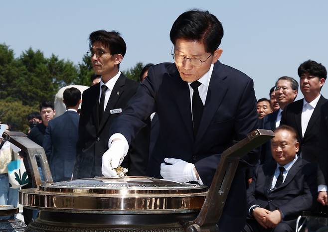 (대전=뉴스1) 김민지 기자 = 김문수 국민의힘 대통령 후보가 12일 대전 유성구 국립대전현충원 현충탑에서 분향하고 있다. 2025.5.12/뉴스1  Copyright (C) 뉴스1. All rights reserved. 무단 전재 및 재배포,  AI학습 이용 금지. /사진=(대전=뉴스1) 김민지 기자