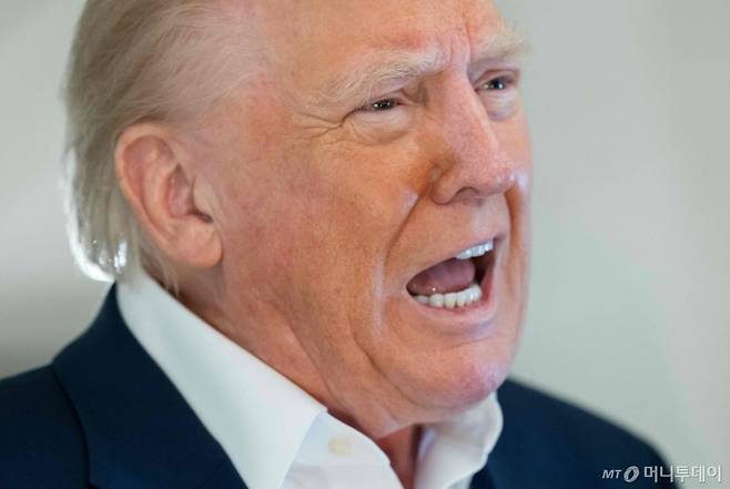 (AFP=뉴스1) 우동명 기자 = 도널드 트럼프 미국 대통령이 4일(현지시간) 플로리다에서 주말을 보낸 뒤 워싱턴 백악관으로 가기 위해 웨스트 팜비치서 전용기를 타고 취재진을 만나 "중국과 언제 관세 협상을 타결할 것인가는 그들이 아닌 나에게 달려 있다"고 밝히고 있다. 2025.05.05  ⓒ AFP=뉴스1  Copyright (C) 뉴스1. All rights reserved. 무단 전재 및 재배포,  AI학습 이용 금지. /사진=(AFP=뉴스1) 우동명 기자