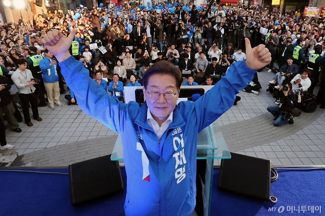 [대전=뉴시스] 조성우 기자 = 이재명 더불어민주당 대선후보가 제21대 대통령선거 공식 선거운동이 시작된 12일 대전 중구 으능정이거리 스카이로드에서 열린 유세에서 두 손을 들어 보이고 있다. 2025.05.12. xconfind@newsis.com /사진=조성우