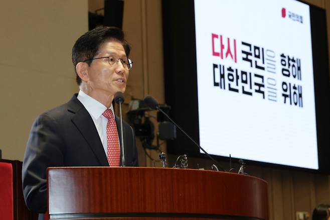 김문수 국민의힘 대선 후보가 12일 공개한 '10대 공약'이 주목된다. 사진은 전날 서울 여의도 국회에서 열린 의원총회에 참석한 김 후보. /사진=뉴스1