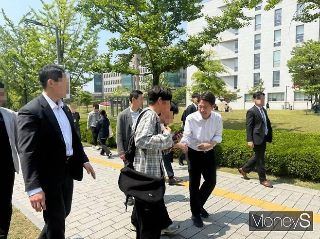 정문에서 학생회관에 이르는 길을 걸어가는 동안 학생들의 사진 요청이 이어졌다. /사진=김서연 기자