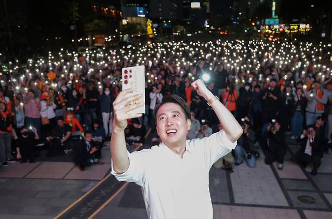 이준석 개혁신당 대선후보가 12일 서울 중구 청계광장에서 열린 집중유세에서 휴대전화 불빛을 켠 지지자들과 함께 셀카를 찍고 있다. /사진=공동취재