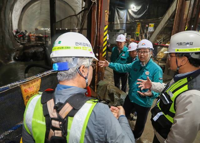 유성훈(오른쪽 두번째) 서울 금천구청장이 신안산선 지하터널 공사 현장을 점검하고 있다. 금천구청 제공
