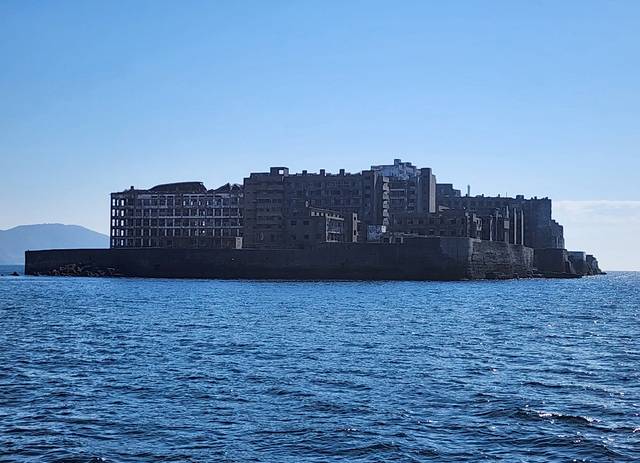 유람선 위에서 바라본 군함도. 서경덕 교수 SNS 캡처