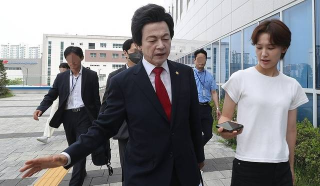 본인이 운영하는 종교시설 ‘하늘궁’의 여성 신도들로부터 성추행 혐의 고소당한 허경영 국가혁명당 명예대표(가운데)가 12일 오후 경찰 조사를 받기 위해 경기북부경찰청에 출석하고 있다. 연합뉴스