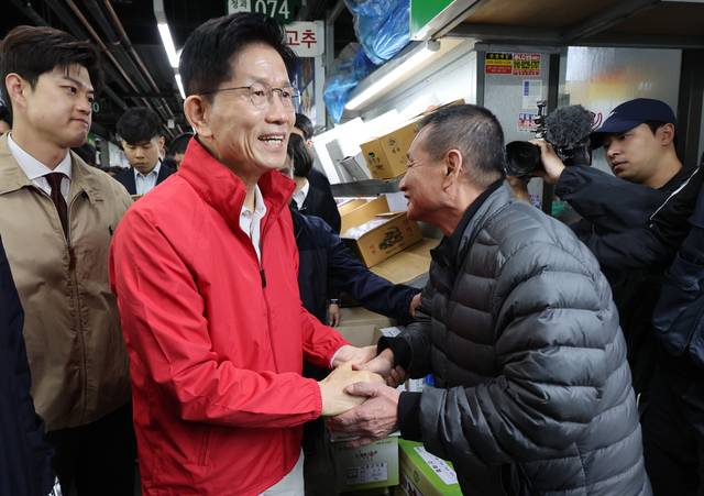 제21대 대선 공식 선거운동 첫날인 12일 국민의힘 김문수 대선 후보가 서울 송파구 가락시장을 방문해 시장들과 인사하고 있다. 연합뉴스