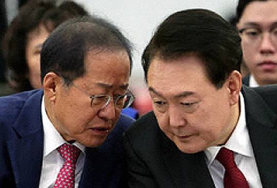 윤석열(오른쪽) 전 대통령이 홍준표 전 대구시장과 대화를 나누고 있다. 대통령실 제공