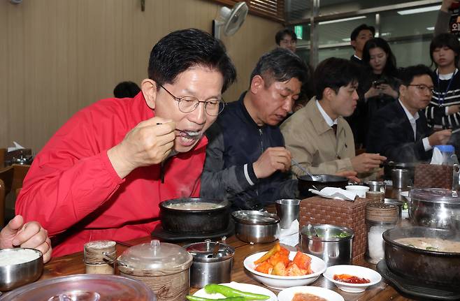 제21대 대통령 선거 공식 선거운동 첫날인 12일 국민의힘 김문수 대선 후보가 서울 송파구 가락시장을 찾아 상인들과 순대국밥을 먹고 있다. [연합]