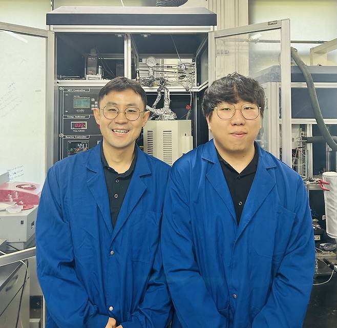 최민기(왼쪽) KAIST 생명화학공학과 교수와 이수성 박사과정.[KAIST 제공]