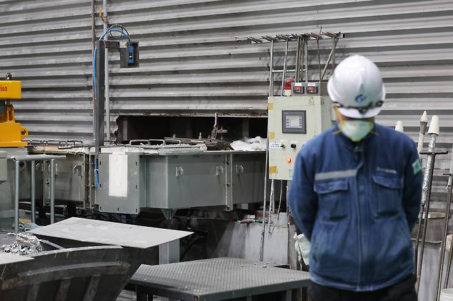 중소기업계가 차기 정부의 정책방향 1순위로 경제성장 견인을 꼽았다. 사진은 경기 화성시의 한 알루미늄 제품 제조업체 모습  [연합]