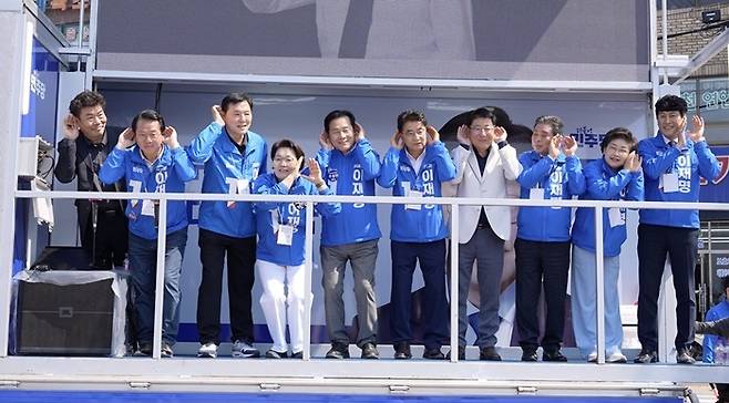 선거운동 기간 첫 날인 12일 민주당 전남도당 정치인들이 순천시 아랫시장에서 경청을 약속하며 귀를 쫑긋 기울이고 있다.