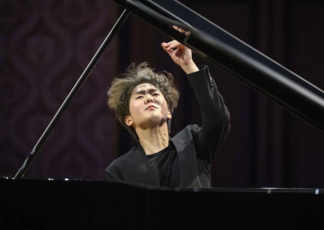 지난해 ‘프라하의 봄’ 축제때 혼신의 연주로 프라하에 모인 글로벌 관객의 갈채를 받았던 조성진. 막간을 포함해 커튼콜만 10차례 가량 받았다.