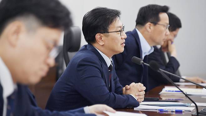 기획재정부 장관 직무대행인 김범석 제1차관이 12일 정부세종청사 중앙동에서 열린 ‘제4차 통상현안 관련 범정부 국내대응 전담반 회의’를 주재하고 있다. [연합]