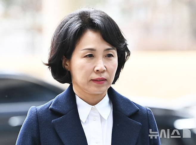 [수원=뉴시스] 김종택 기자 = 공직선거법위반 혐의로 벌금형을 선고받은 이재명 더불어민주당 대표의 배우자 김혜경씨가 18일 경기도 수원시 영통구 수원지방법원에서 열리는 항소심 첫 공판에 출석하고 있다. 2025.03.18. jtk@newsis.com