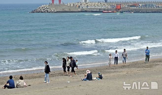 [제주=뉴시스] 오영재 기자 = 20도 안팎에 포근한 날씨를 보인 11일 오후 제주시 이호테우해수욕장에서 주민과 관광객들이 즐거운 시간을 보내고 있다. 2025.05.11. oyj4343@newsis.com