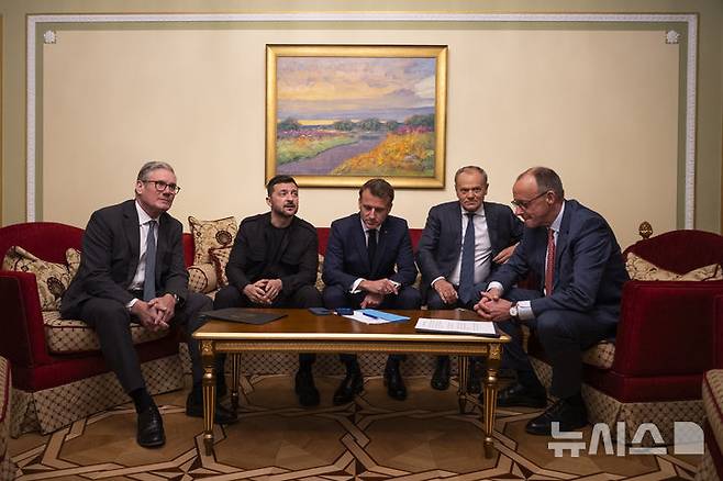 [키이우=AP/뉴시스] 10일(현지 시간) 우크라이나 키이우에서 키어 스타머 영국 총리(왼쪽부터), 볼로디미르 젤렌스키 우크라이나 대통령, 에마뉘엘 마크롱 프랑스 대통령, 도날트 투스크 폴란드 총리, 프리드리히 메르츠 독일 총리가 도널드 트럼프 미국 대통령과 전화 통화를 하고 있다. 2025.05.11.