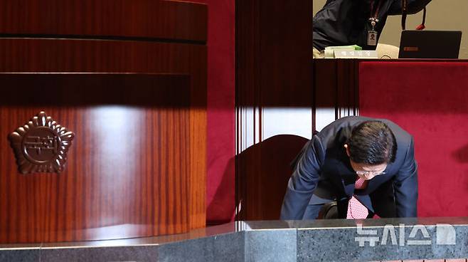 [서울=뉴시스] 권창회 기자 = 김문수 국민의힘 대선 후보가 11일 서울 여의도 국회에서 열린 의원총회에서 큰절을 올리고 있다. 2025.05.11. kch0523@newsis.com