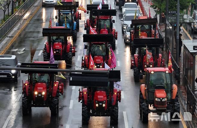 [서울=뉴시스] 이영환 기자 = 10일 오후 서울 금천구 지하철 1호선 석수역 인근에서 전국농민회총연맹(전농) 산하 전봉준투쟁단이 광화문 동십자각에서 진행되는 내란농정 청산 농업대개혁 실현 5.10 범시민대회에 참석하기 위해 트랙터 상경 시위를 이동하고 있다. 2025.05.10. 20hwan@newsis.com