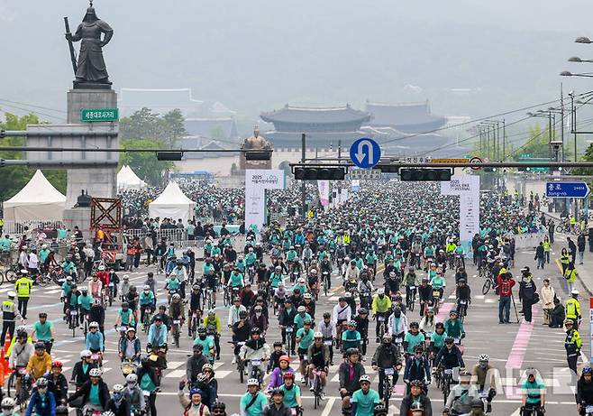 [서울=뉴시스] 정병혁 기자 = 11일 서울 종로구 광화문광장에서 열린 2025 서울 자전거 대행진에서 참가자들이 목적지인 상암 월드컵공원을 향해 힘차게 출발하고 있다. 2025.05.11. jhope@newsis.com