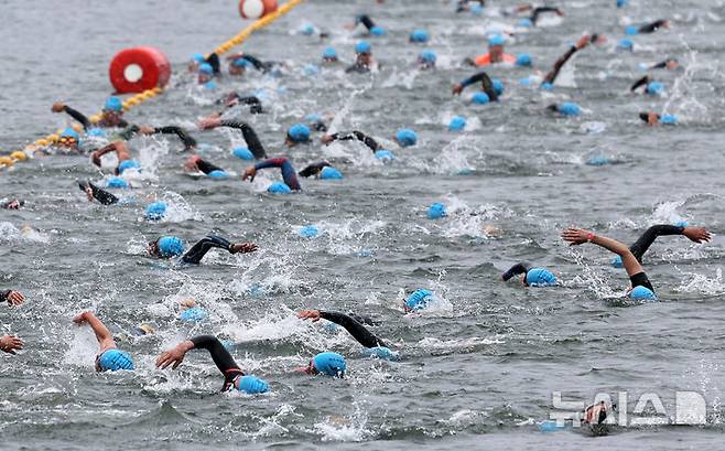 [대구=뉴시스] 이무열 기자 = 11일 대구 수성구 수성못과 신천동로에서 열린 ‘제21회 대구광역시장배 전국철인3종대회’에 출전한 참가자들이 힘차게 역영을 하고 있다. 2025.05.011. lmy@newsis.com