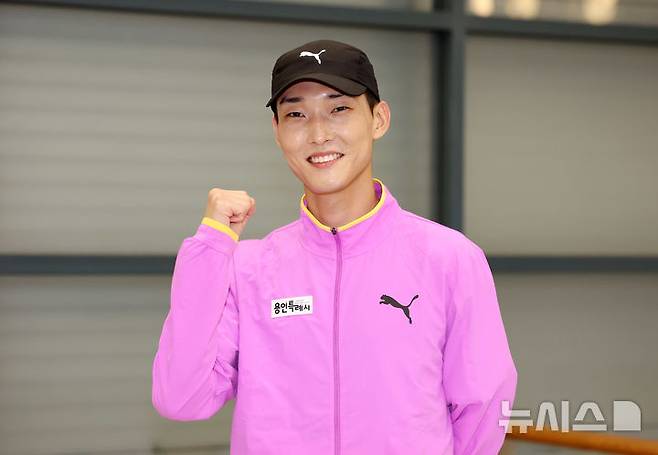 [인천공항=뉴시스] 이영환 기자 = 카타르 도하에서 열린 왓 그래비티 챌린지(What Gravity Challenge)에서 우승을 차지한 스마일 점퍼 우상혁이 10일 오후 인천국제공항 제1여객터미널을 통해 귀국해 파이팅 포즈를 취하고 있다. 우상혁은 올해 개최된 체코 후스토페체 실내대회, 슬로바키아 반스카비스트리차 대회, 중국 난징 2025 세계실내선수권대회에 이어 왓 그래비티 챌린지에서도 가장 높이 날아 올라 국제대회 4연승을 기록했다. 2025.05.10. 20hwan@newsis.com