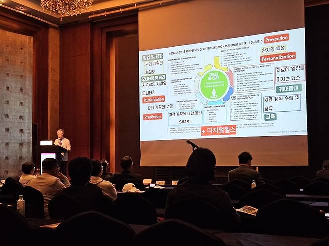 [서울=뉴시스] 서울성모병원 내분비내과 조재형 교수는 지난 11일 서울롯데호텔에서 열린 대한임상순환기학회 춘계학술대회에서 '디지털 만성질환 검사장비의 활성화 필요성과 기대효과'를 주제로 발표를 진행했다. 2025.05.12. photo@newsis.com *재판매 및 DB 금지