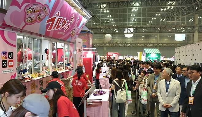 유인촌 문화체육관광부 장관이 11일 일본 지바현 마쿠하리 멧세에서 열린 ‘KCON JAPAN 2025’에 참석해 윤상현 CJ ENM 대표와 함께 부스를 둘러보고 있다. (사진=문화체육관광부 제공) *재판매 및 DB 금지