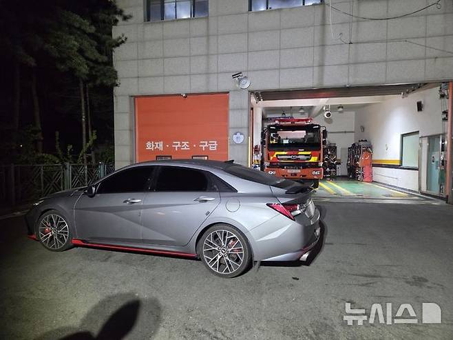 [김포=뉴시스] 정일형 기자 = 김포시 양촌119안전센터 앞에 한 승용차가 불법 주차된 채 방치돼 있다. (사진= 김포소방서 제공)