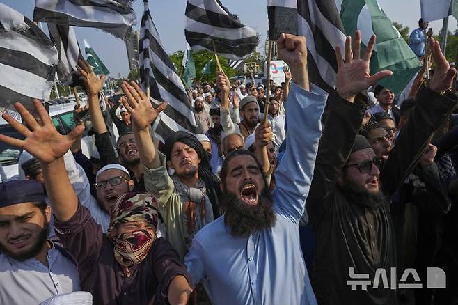 [이슬라마바드=AP/뉴시스] 9일(현지 시간) 파키스탄 이슬라마바드에서 수니 강경파 '자미아트 울레마 에-이슬람'(JUIF) 당 지지자들이 인도의 파키스탄 공습을 규탄하는 구호를 외치고 있다. 2025.05.10.