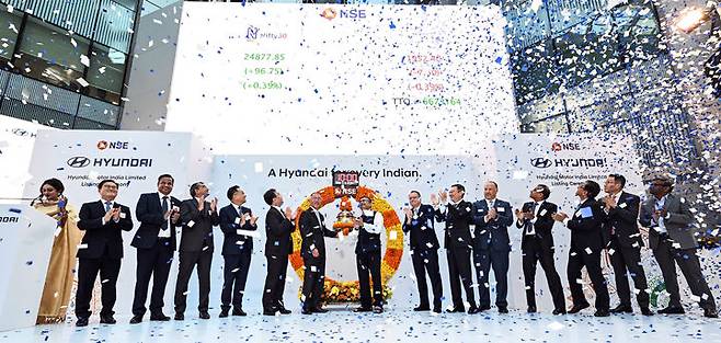 [서울=뉴시스] 김근수 기자 = 현대자동차그룹 정의선 회장이 인도 뭄바이 인도증권거래소(NSE)에서 열린 현대차 인도법인 증권 상장 기념식에서 참석자들과 타종식에 참석해 있다. (사진= 현대차·기아 커뮤니케이션센터 제공) 2024.10.22. photo@newsis.com *재판매 및 DB 금지