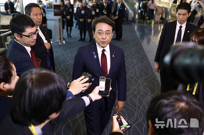 [도쿄=AP/뉴시스] 일본 정부는 도널드 트럼프 미국 행정부와 관세 협상에서 조선 분야 협력 계획 책정을 제안했다고 12일 일본 공영 NHK는 보도했다. 사진은 일본 무역 협상단을 이끄는 아카자와 료세이 경제재생상이 지난달 16일 도쿄 하네다 국제공항에서 출국길 만난 취재진과 기자회견 하고 있는 모습. 2025.05.12.