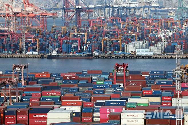 [부산=뉴시스] 하경민 기자 = 부산 남구 신선대(사진 아래) 및 감만(위) 부두 야적장에 수출입 컨테이너가 가득 쌓여 있다. 2025.05.01. yulnetphoto@newsis.com