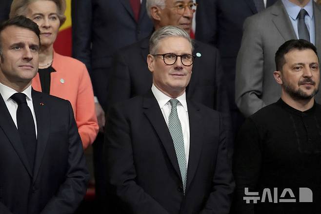 [런던=AP/뉴시스] 영국과 유럽연합(EU)이 19일(현지 시간) 열리는 정상회담에서 영국군이 EU 공동방위에 참여할 수 있도록 하는 방위·안보협정을 체결할 것으로 알려졌다. 사진은 지난 3월2일 런던 랭커스터하우스에서 열린 우크라이나 관련 유럽 특별 정상회의에 참석한 키어 스타머 총리. 앞줄 왼쪽부터 에마뉘엘 마크롱 프랑스 대통령, 스타머 총리, 볼로디미르 젤렌스키 우크라이나 대통령. 2025.03.03.