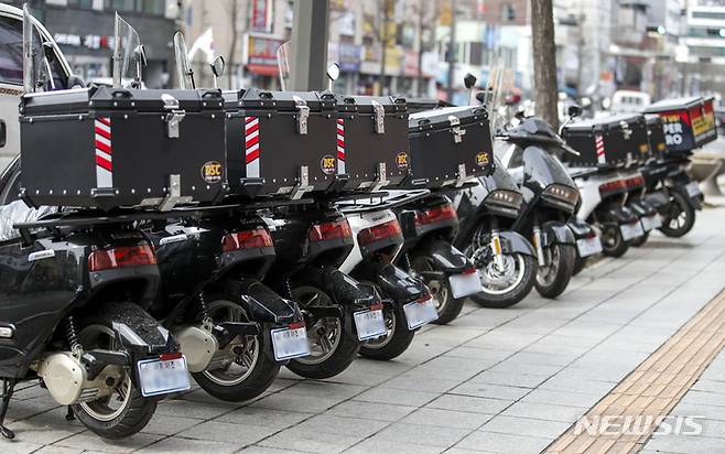 [광명=뉴시스] 정병혁 기자 = 28일 오전 경기 광명시에 위치한 한 배달대행 업체 앞에 전기 오토바이가 세워져 있다. 2022.02.28. jhope@newsis.com