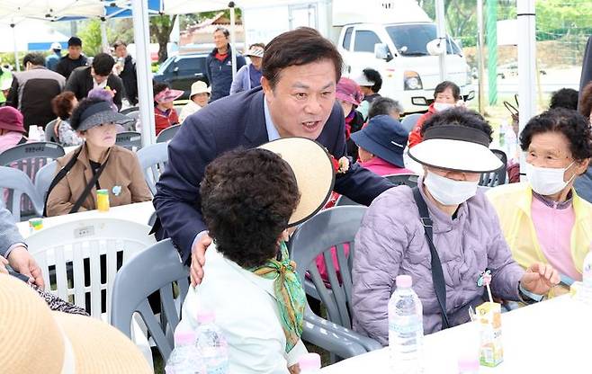 [정읍=뉴시스] 지난 8일 정읍시 어버이날 행사에 참석한 이학수 시장이 지역 어르신들에게 인사하고 있다. *재판매 및 DB 금지