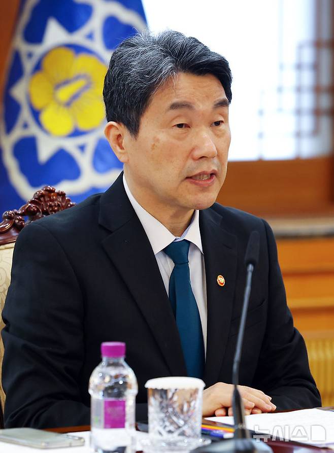 [서울=뉴시스] 최진석 기자 = 이주호 대통령 권한대행 부총리 겸 교육부 장관이 12일 정부서울청사에서 열린 제21대 대통령 선거 대비 공명선거 관계장관회의에 참석하고 있다. 2025.05.12. myjs@newsis.com