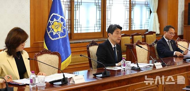 [서울=뉴시스] 최진석 기자 = 이주호 대통령 권한대행 부총리 겸 교육부 장관이 12일 정부서울청사에서 열린 제21대 대통령 선거 대비 공명선거 관계장관회의에서 발언하고 있다. 2025.05.12. myjs@newsis.com