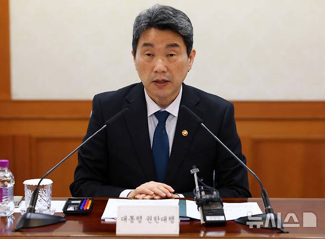 [서울=뉴시스] 최진석 기자 = 이주호 대통령 권한대행 부총리 겸 교육부 장관이 12일 정부서울청사에서 열린 제21대 대통령 선거 대비 공명선거 관계장관회의에서 발언하고 있다. 2025.05.12. myjs@newsis.com