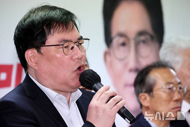 [서울=뉴시스] 조성우 기자 = 유동규 전 성남도시개발공사 기획본부장이 지난 7일 오전 서울 여의도 김문수 국민의힘 대선후보 캠프 사무실에서 이인제 전 의원 등 전직 국회의원 209명의 김 후보 지지 성명서 발표식에서 발언하고 있다. 2025.05.12. xconfind@newsis.com