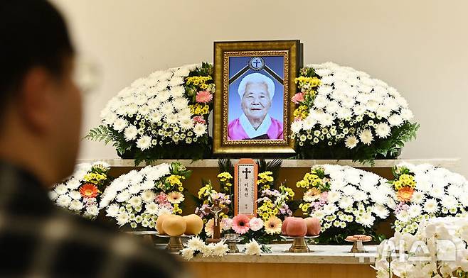[용인=뉴시스] 김종택 기자 = 12일 일본군 위안부 피해자 이옥선 할머니의 빈소가 마련된 경기 용인시 쉴낙원 경기장례식장에서 조문객들이 조문하고 있다. 이 할머니의 별세로 정부에 등록된 일본군 위안부 피해자 240명 중 생존자는 6명이 됐다. 2025.05.12. jtk@newsis.com