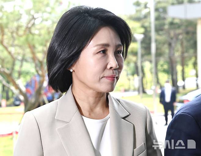 [수원=뉴시스] 김종택 기자 = 공직선거법위반 혐의로 1심에서 벌금형을 선고받은 이재명 더불어민주당 대선 후보의 배우자 김혜경씨가 12일 경기 수원시 영통구 수원지방법원에서 열리는 항소심 선고 공판에 출석하고 있다. 2025.05.12. jtk@newsis.com