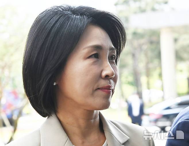 [수원=뉴시스] 김종택 기자 = 공직선거법위반 혐의로 1심에서 벌금형을 선고받은 이재명 더불어민주당 대선 후보의 배우자 김혜경씨가 12일 경기 수원시 영통구 수원지방법원에서 열리는 항소심 선고 공판에 출석하고 있다. 2025.05.12. jtk@newsis.com